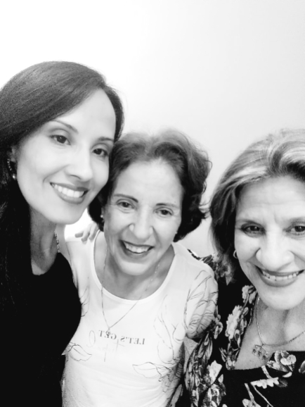Foto: Escritora Roberta Lídice (à esquerda), com sua tia Selina (centro) e sua mãe Celma (à direita). Copyright © 2020 ROBERTA LÍDICE. São Paulo – Brasil.